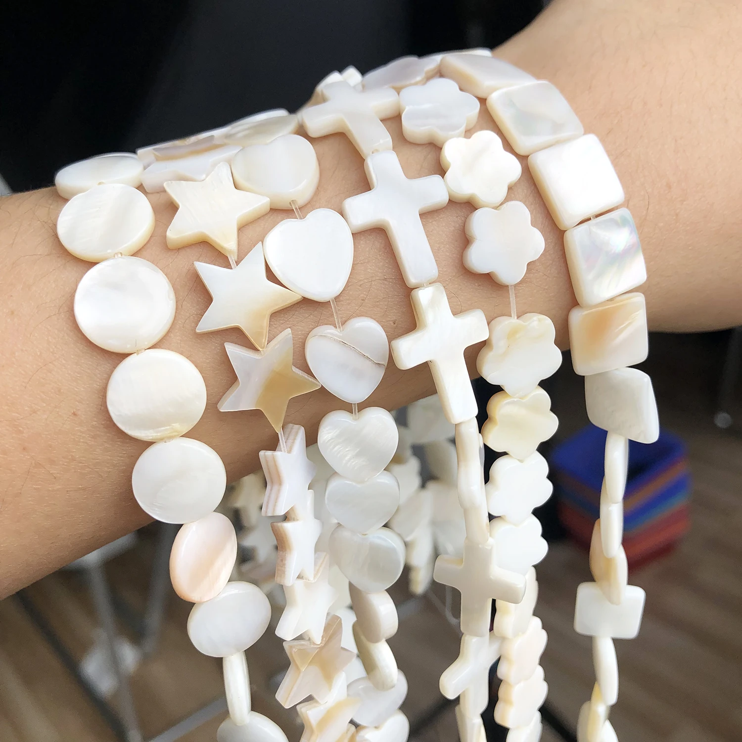 Natürliche weiße Süßwassermuschelperlen in Herz-, Kreuz-, Stern- und runder Form aus Perlmutt, lose Perlen für die Schmuckherstellung, DIY-Armband. – Detail 9