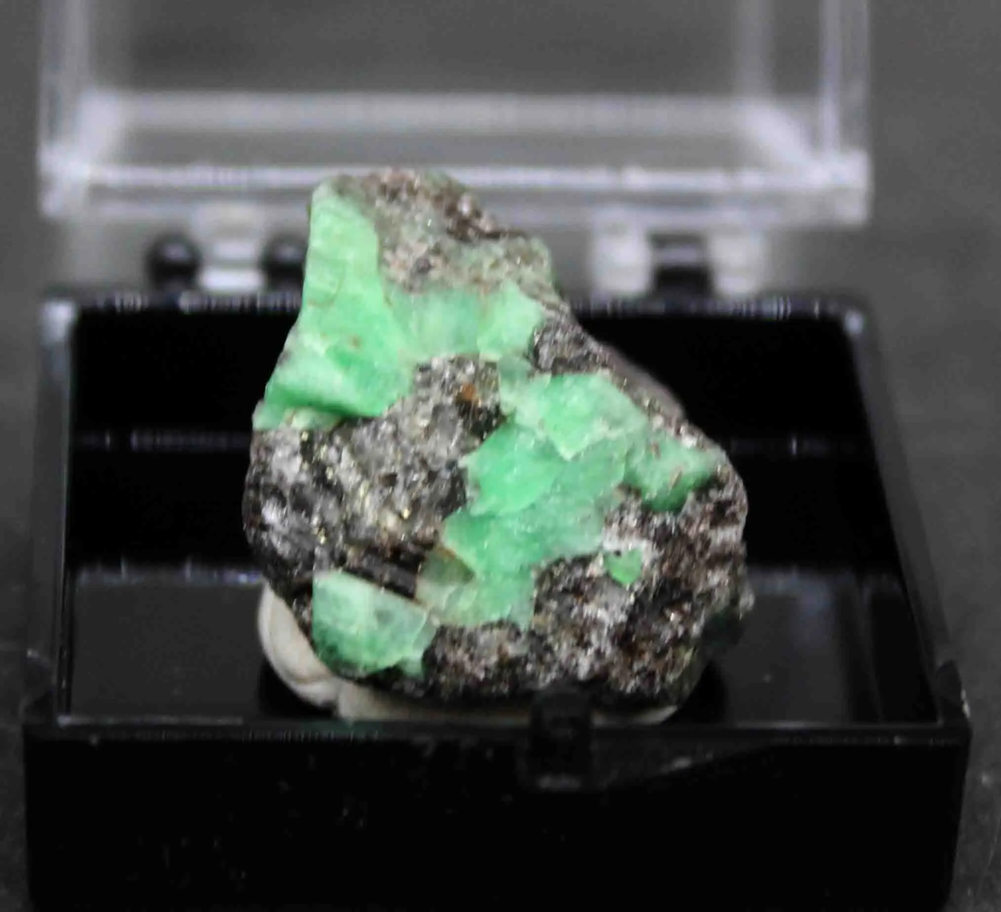 

100% Natural rare emerald mineral crystal teaching specimen stone collection from China