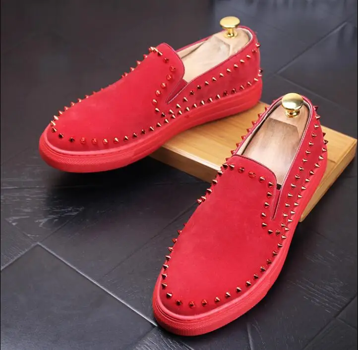Мужская обувь в стиле панк с заклепками; бархатная мужская кожаная обувь; Лоферы без застежки на плоской подошве; мужская повседневная кожаная обувь; sapato social masculino - Цвет: Красный