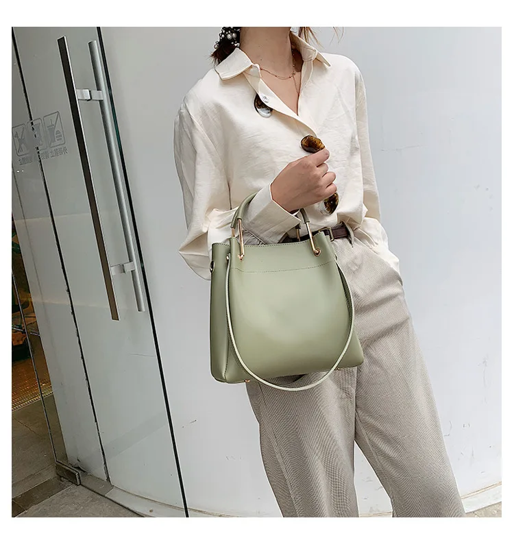 

2019 the new women's bucket bag is simple and easy to carry a large bag with one shoulder and one shoulder