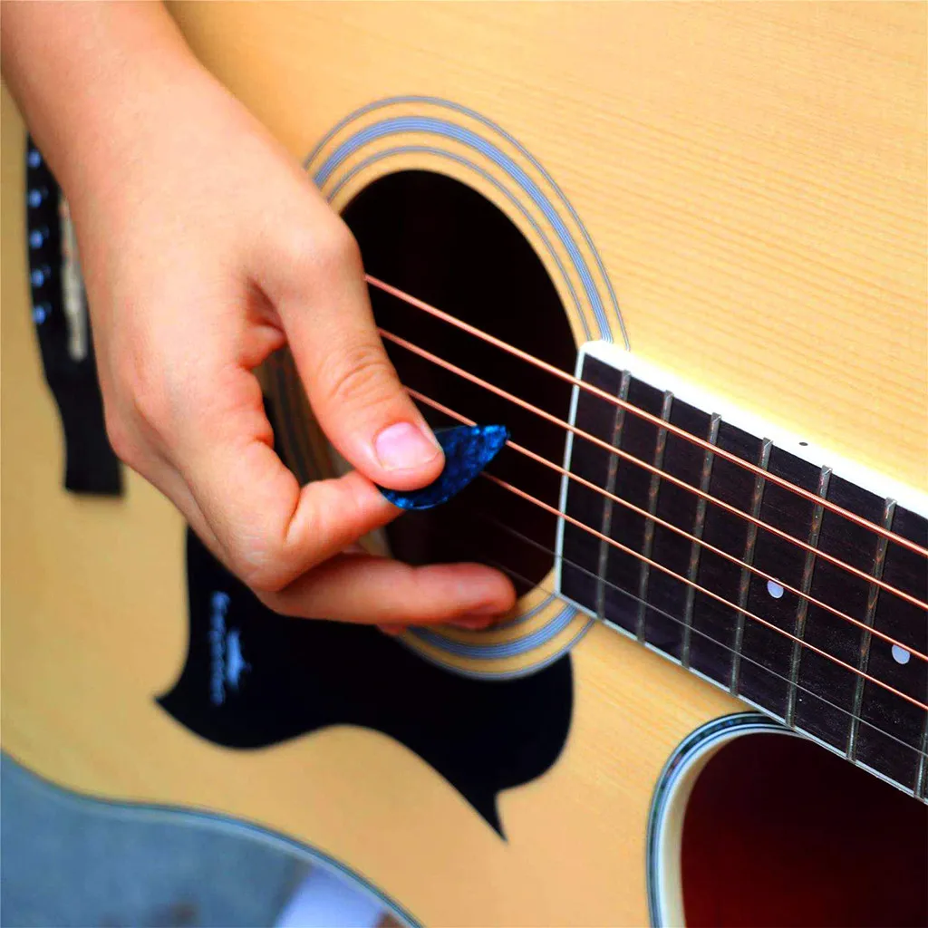 Медиатор на палец для гитары. Как сделать медиатор для гитары в домашних условиях. Пластиковая штука для гитары. Медиатор для электрогитары. Плектр гитара.