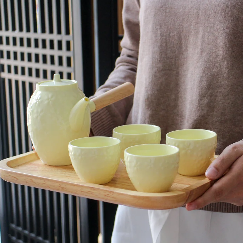 4 чашки и чайник в современном стиле керамический с тиснением деревянной ручкой