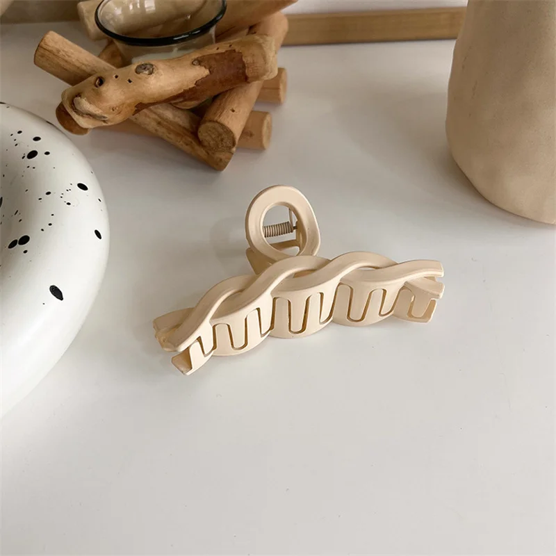 1Pcs Korean Coffee Beige Large Hair Claw Acrylic Hairpin Geometry Barrette Crab Hair Clips Headwear Womens Girl Hair Accessories hair clips for long hair