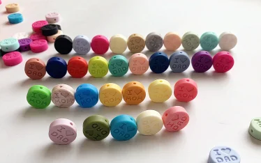 mix colors Новинка 100 шт я люблю маму Силиконовые Прорезыватели свободные бусины плоской круглой формы жевательные бусины для DIY соска для зубов Шарм Детские зубные кольца - Цвет: mix colors