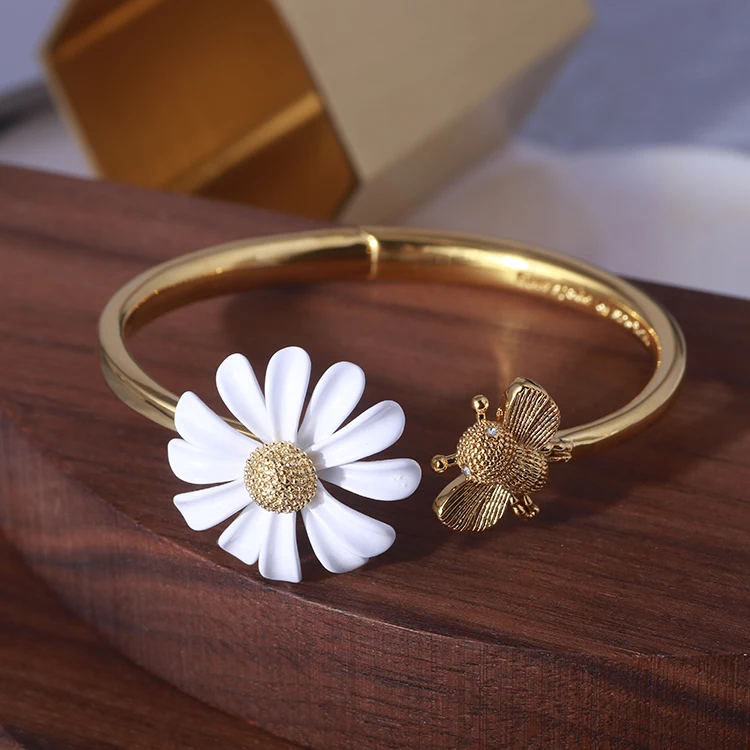 

Timeless Wonder Amazing Flower Bee Open Bangle Bracelet Women Jewelry Punk Statement Gothic Fancy Gold Cuff Retro Rare Ins 5512