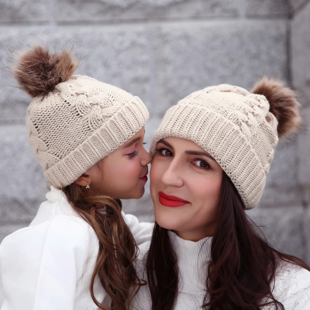 Новинка; шапка с помпонами для маленьких мальчиков и девочек; зимняя теплая хлопковая шапка с помпонами и меховыми помпонами; одинаковая шапка для всей семьи; шапка для мужчин и женщин