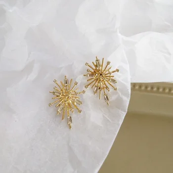 

Personality Beautiful Rhinestones Sunlight Fireworks Stud Earrings Simple Fashion Women Girl Jewelry Ear Clip Accessories