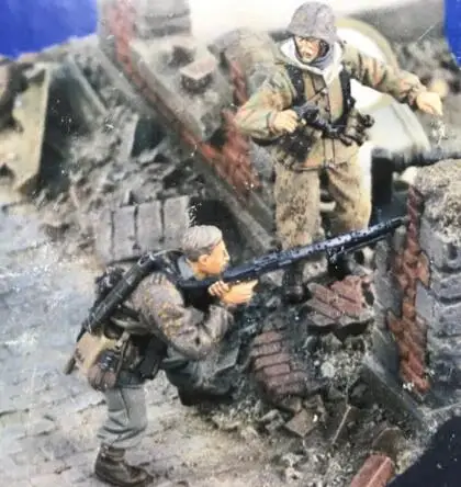 

New 1/35 Resin Figure German Crossfire Soldier 2pcs/set Model Kits (no base)