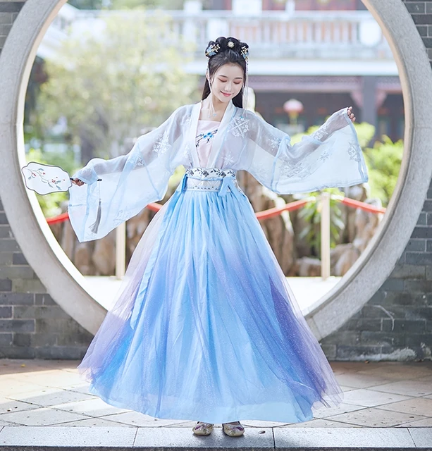 伝統的な中国漢服 青と白のグラデーション 出かけ