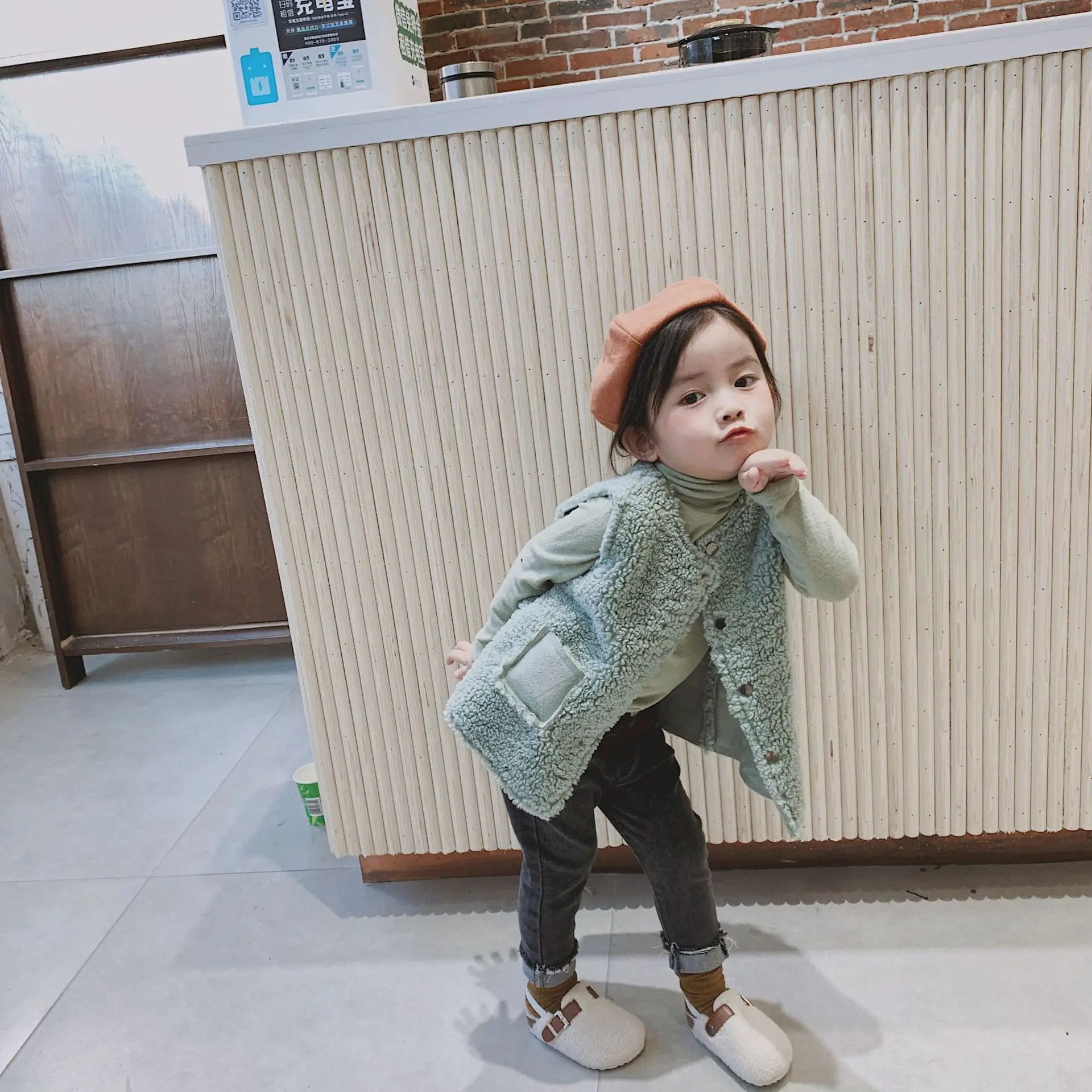 

New autumn sweet children clothing versatile solid color Artificial lamb hair vest for girls