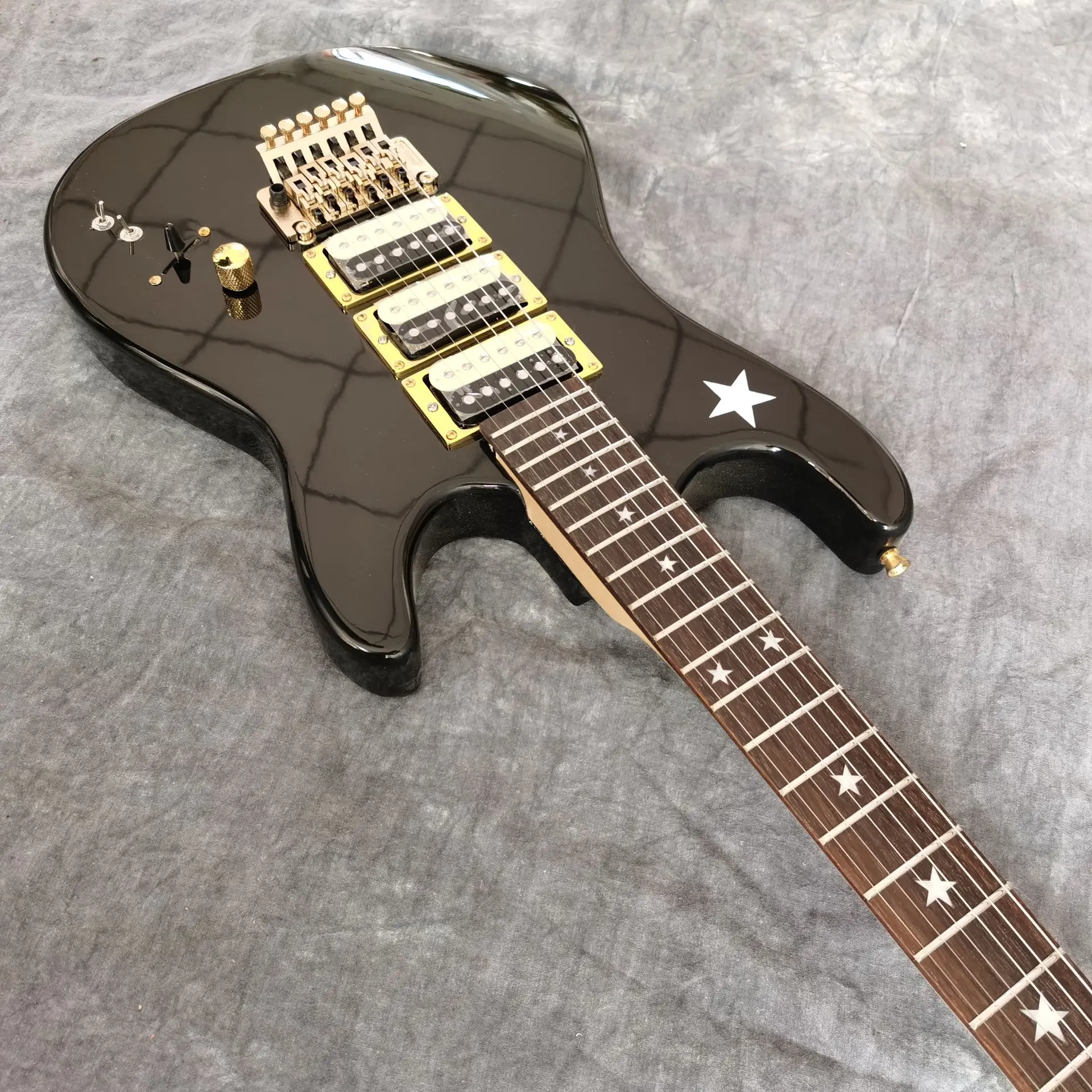 Стиль. Электрогитара черного цвета. Ручная работа 6 stings gitaar. Высокое качество 3 звукоснимателя. Реальные фотографии