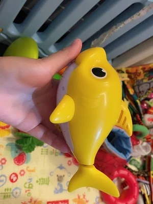 Sing and swim electric fish Children's bathing water toys Great blue and yellow Shark Can sing boat swimming fishing toys 5