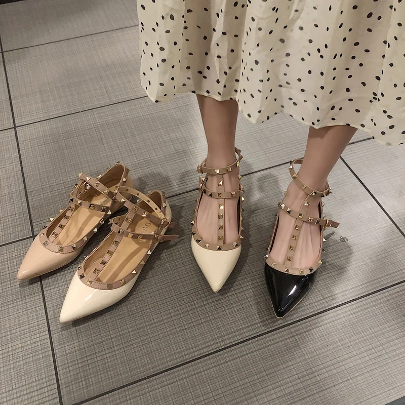 

Summer sandals women's fashion 2019 summer word buckle hollow rivets flat pointed sandals Liuding Baotou non-slip bottom shoes