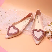 Новинка года; прозрачная обувь из водонепроницаемого материала с острым носком и украшением в виде сердечек; яркие цвета; повседневные модели; три цвета на выбор; Милая пляжная обувь