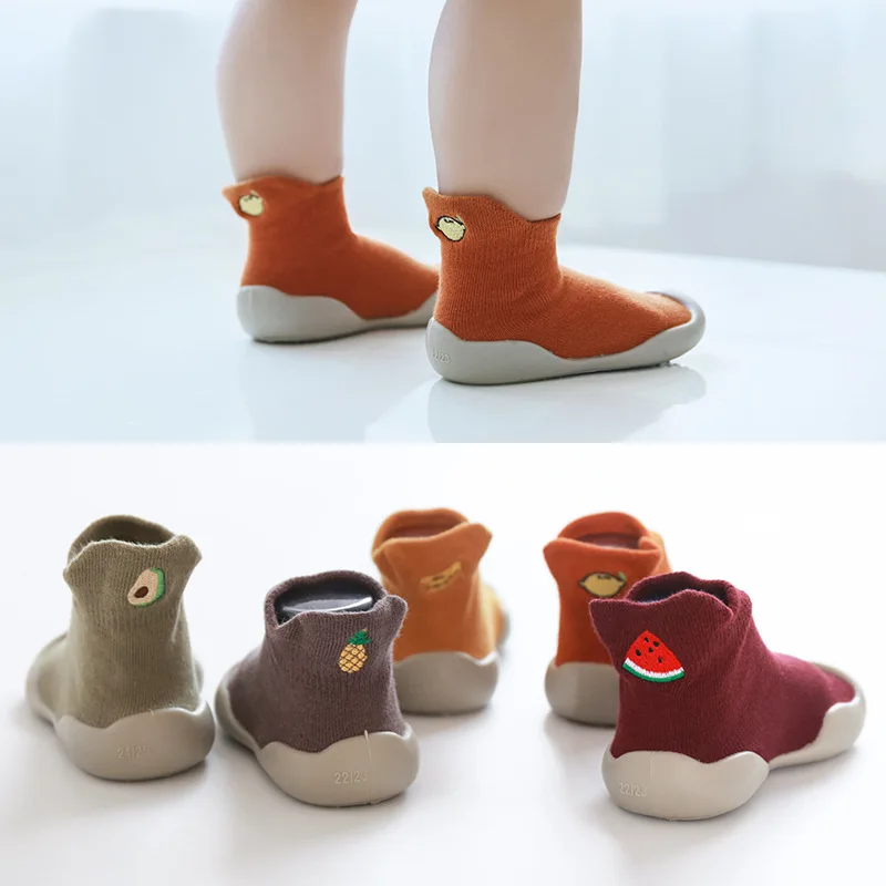 Обувь для маленьких девочек; стиль; детская противоскользящая обувь с вышивкой и героями мультфильмов на резиновой подошве; детские тапочки; носки для малышей с мягкой подошвой
