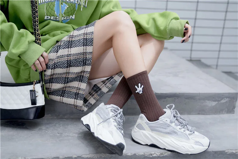 Женские Высококачественные новые хлопковые носки, зимние милые вышитые носки с героями мультфильмов, женские радужные носки AA16
