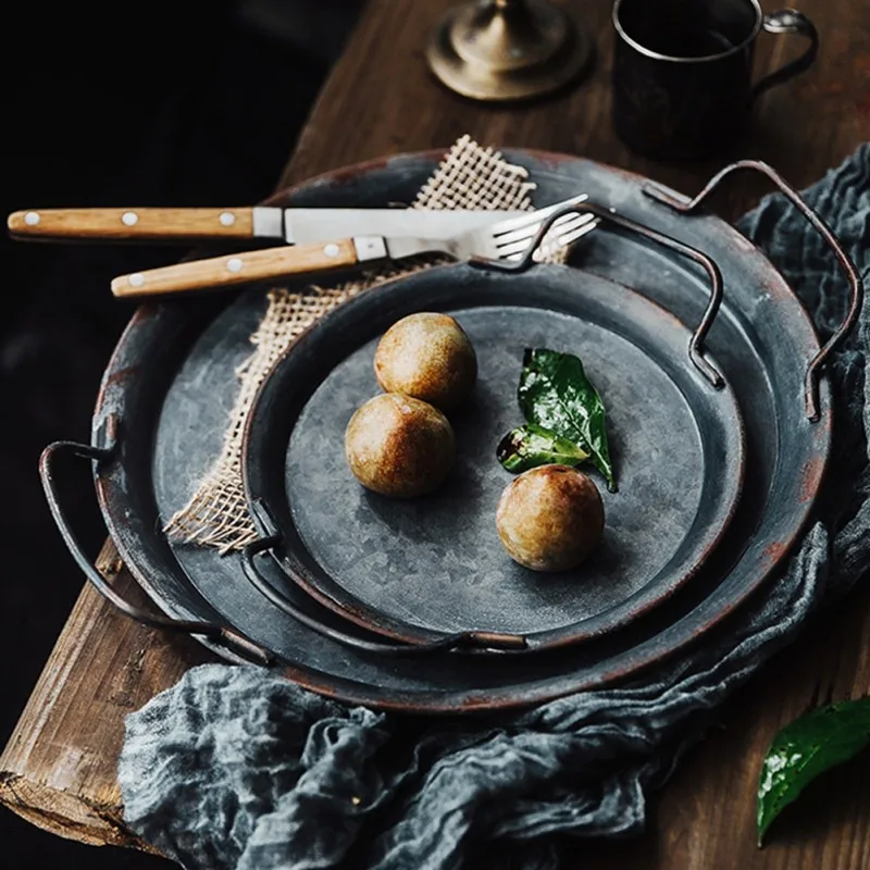 

European Retro Round Plate With Handles Handcrafted Wrought Iron Vintage Storage Bread Tray for Home Decoration Garden Restauran