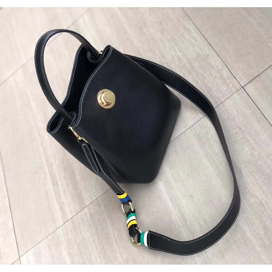 

2019 New Head Cowskin Coloured Women's Pack Genuine Leather Handbag with Single Shoulder Slanting Small Pack Water Bucket