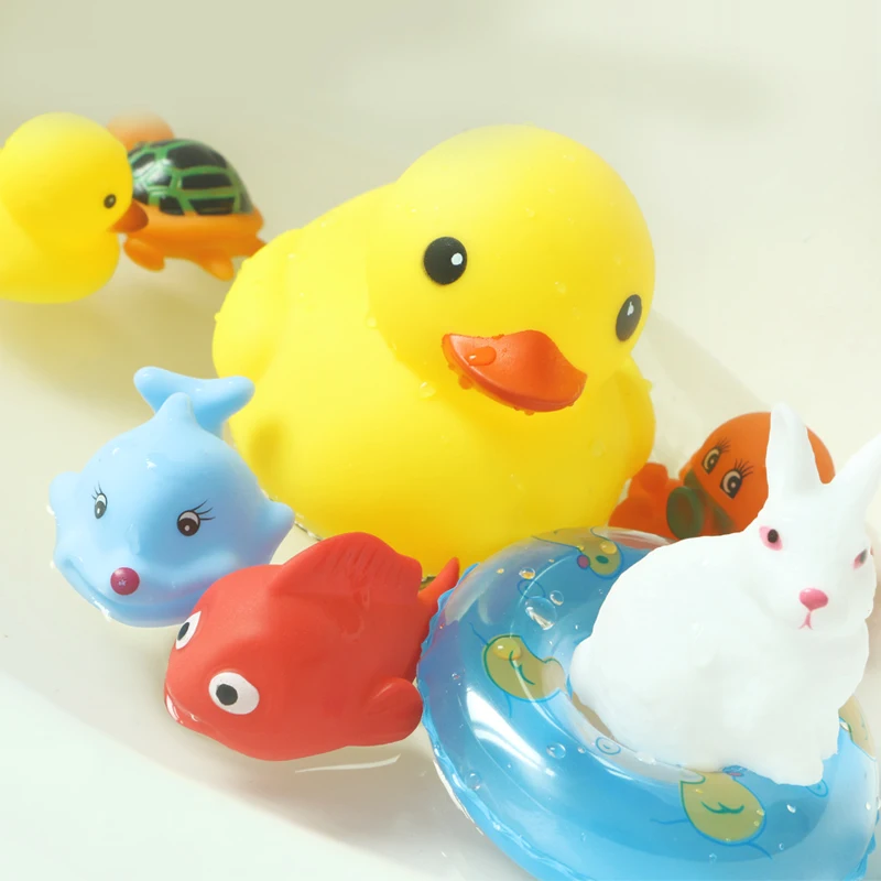 Водные Игрушки для ванной животные игрушки для плавания мини красочная мягкая плавающая резиновая утка Сжимаемый звук забавные игрушки для малышей