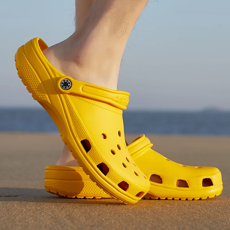 

2020 summer EVA contracted the hole hole shoes men slippers sea big yards couple slippers baotou fashion wear cool outside