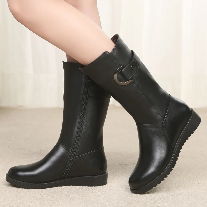 A 110!Wool boots women's mid-tube boots 2020 new winter warm women's cotton boots plus velvet padded non-slip flat boots.