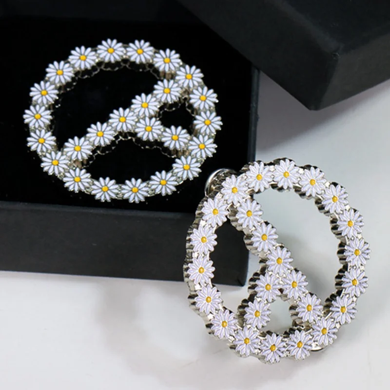 

Bigbang G-Dragon Cute Metal Badge White Daisy Flower Spring Enamel Lapel Pin Brooches Women Girls