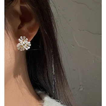 

Fresh three dimensional spray paint daisy flower earrings earrings temperament Earrings female Earrings