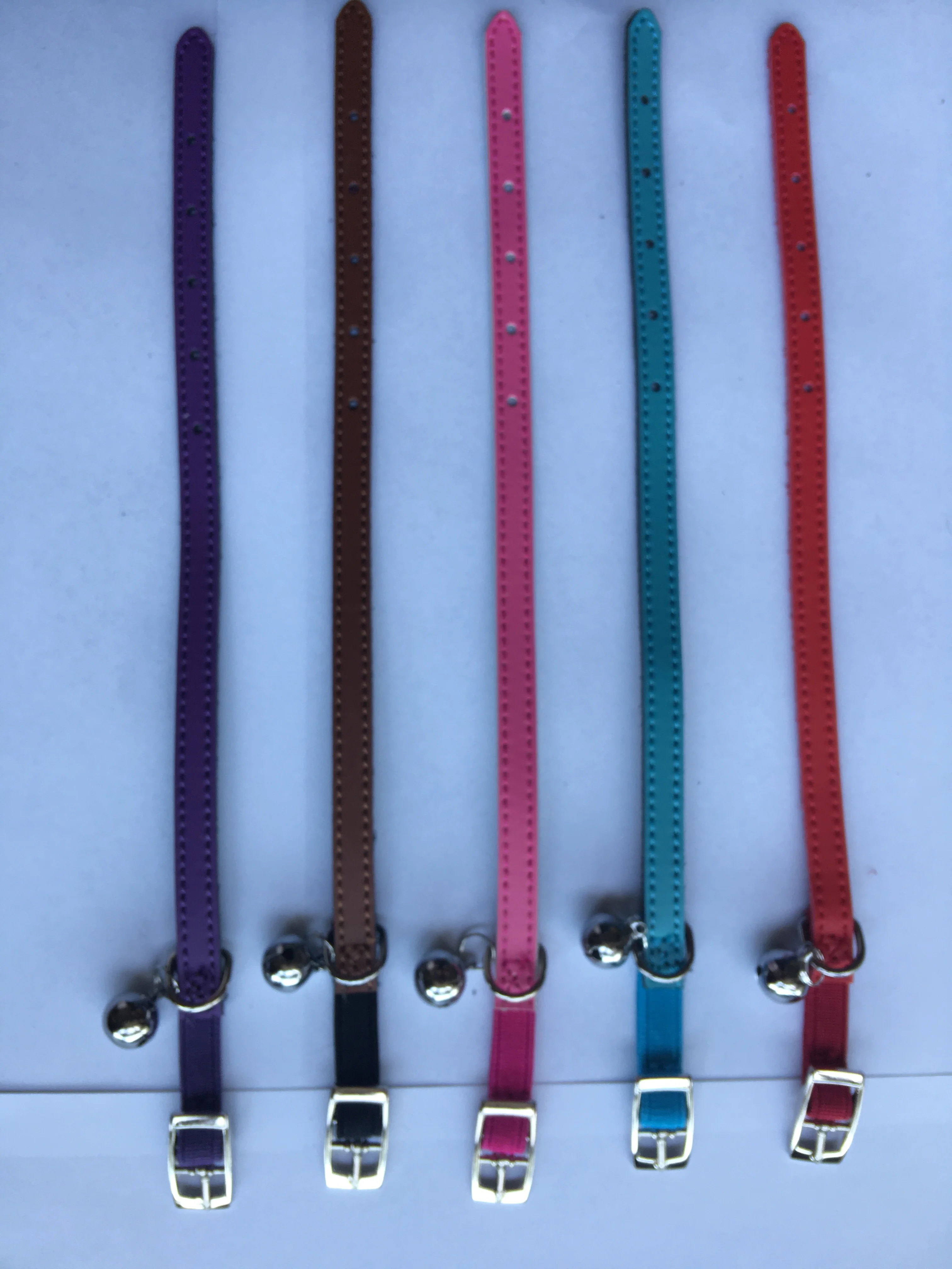 usd-098pcs-pet-del-gatto-del-gattino-della-collana-del-collare-di-cuoio-reale-1cm-spessore-lettera-di-sicurezza-cintura-elastica-con-campana-50-pz-lotto