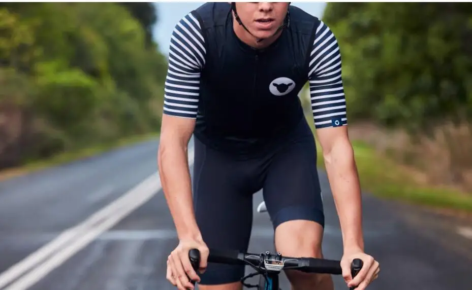 Легкий мужской жилет для велоспорта ветрозащитная жилетка Всесезонная нужна удобная переноска оранжевого и черного цвета