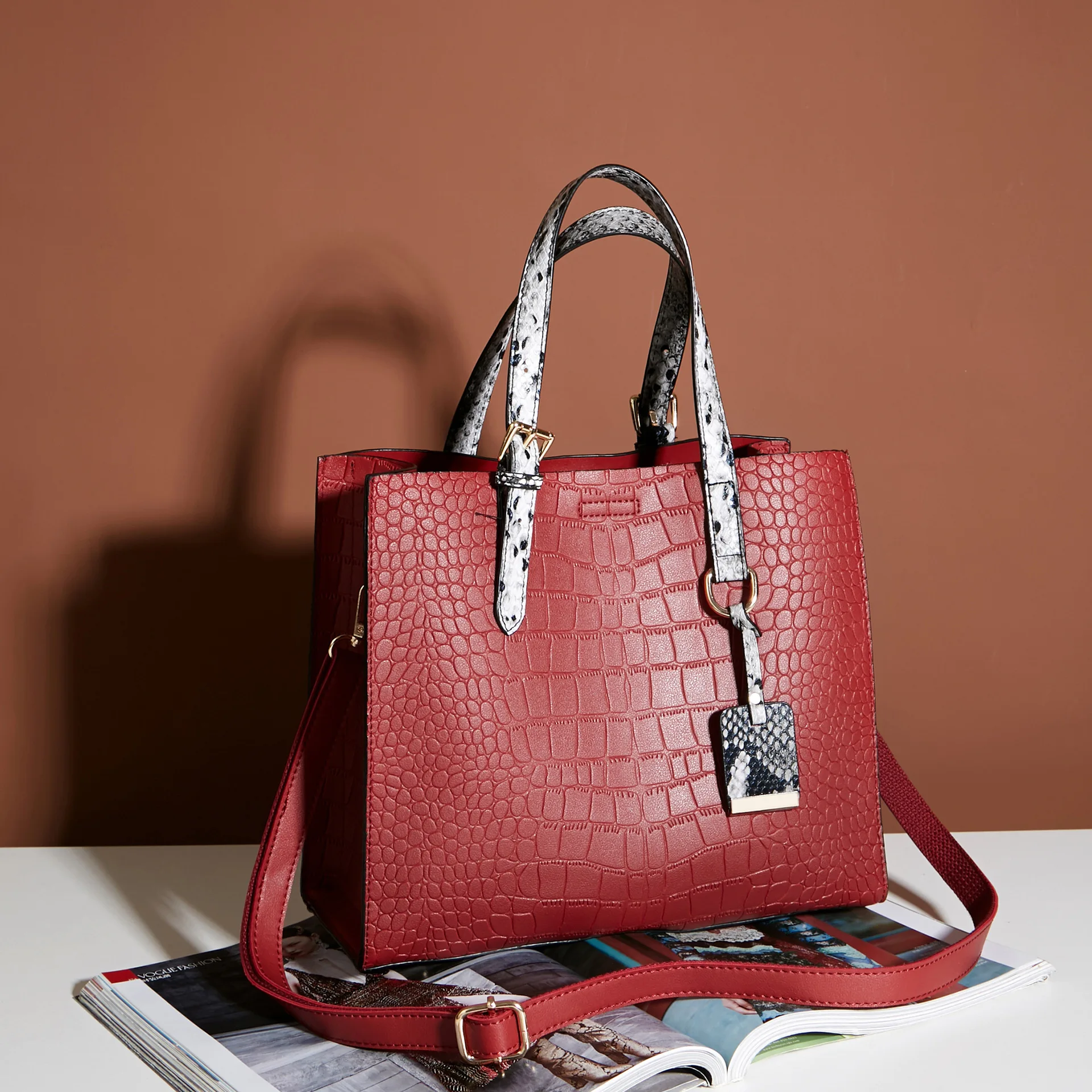 

The New Tide Snake Color Women's Bag Korean Version of Simple Joker Slung A Single Bag Portable Bag Fashion Crocodile Pattern