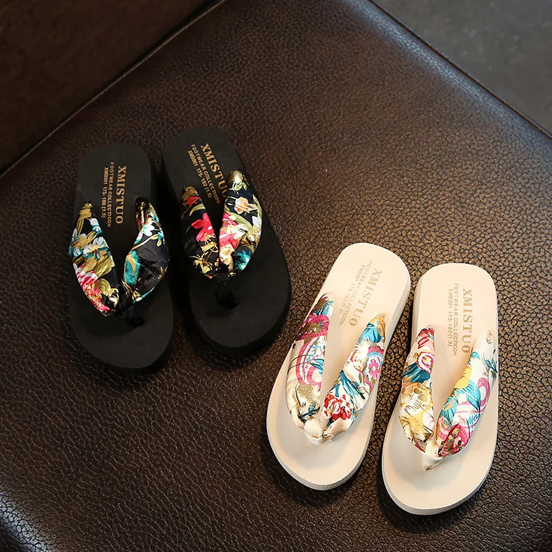 Летние детские повседневные тапочки для девочек и женщин; нескользящие атласные пляжные сандалии ярких цветов с принтом для родителей и детей