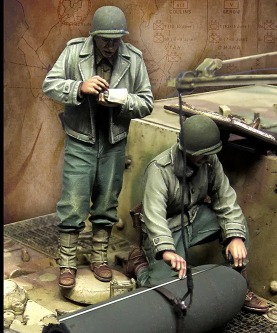 

1/35 Resin Figure Model Kit Unassambled Unpainted//E152 (2 figures NO TANK)