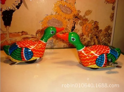 Chinese classic children's toy wind-up tin frog jumping frog toy tin rooster nostalgic tin toy mouse rabbit toy - Color: Tin duck swim