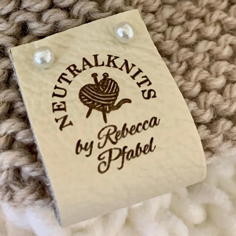 

Кожаные этикетки, 100, шт., Пользовательский логотип, персонализированные текстовые кожаные бирки для вязания, персонализированная одежда брендовые бирки