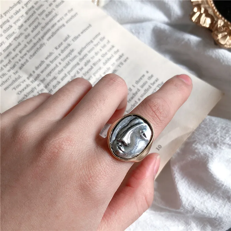 

New Vintage Exaggeration Portrait Big Round Rings Personality Geometric Charm Finger Rings For Women Girls Party Jewelry Gifts