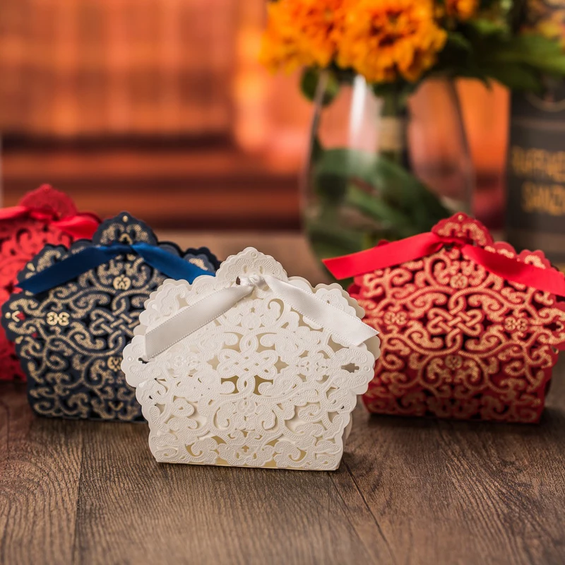 100 pieces/lot) Wedding Decoration Chocolate Box Navy Blue Candy Box Laser Cutting Red Gold Gift Box For Wedding Favors CT011