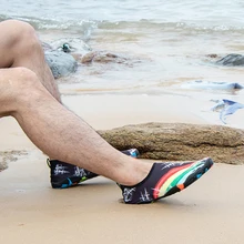 Женская и мужская обувь унисекс; кожаная обувь для плавания; кроссовки для воды; быстросохнущая летняя пляжная обувь для плавания; обувь для серфинга с радужным принтом