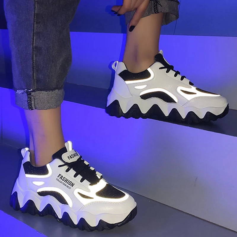 Zapatillas de deporte vulcanizadas con plataforma para mujer, zapatos informales con suela gruesa para correr, color blanco y negro, novedad de 2020
