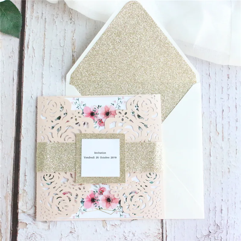 Приглашения лазерной резки с блестящей золотой лентой для живота конверты