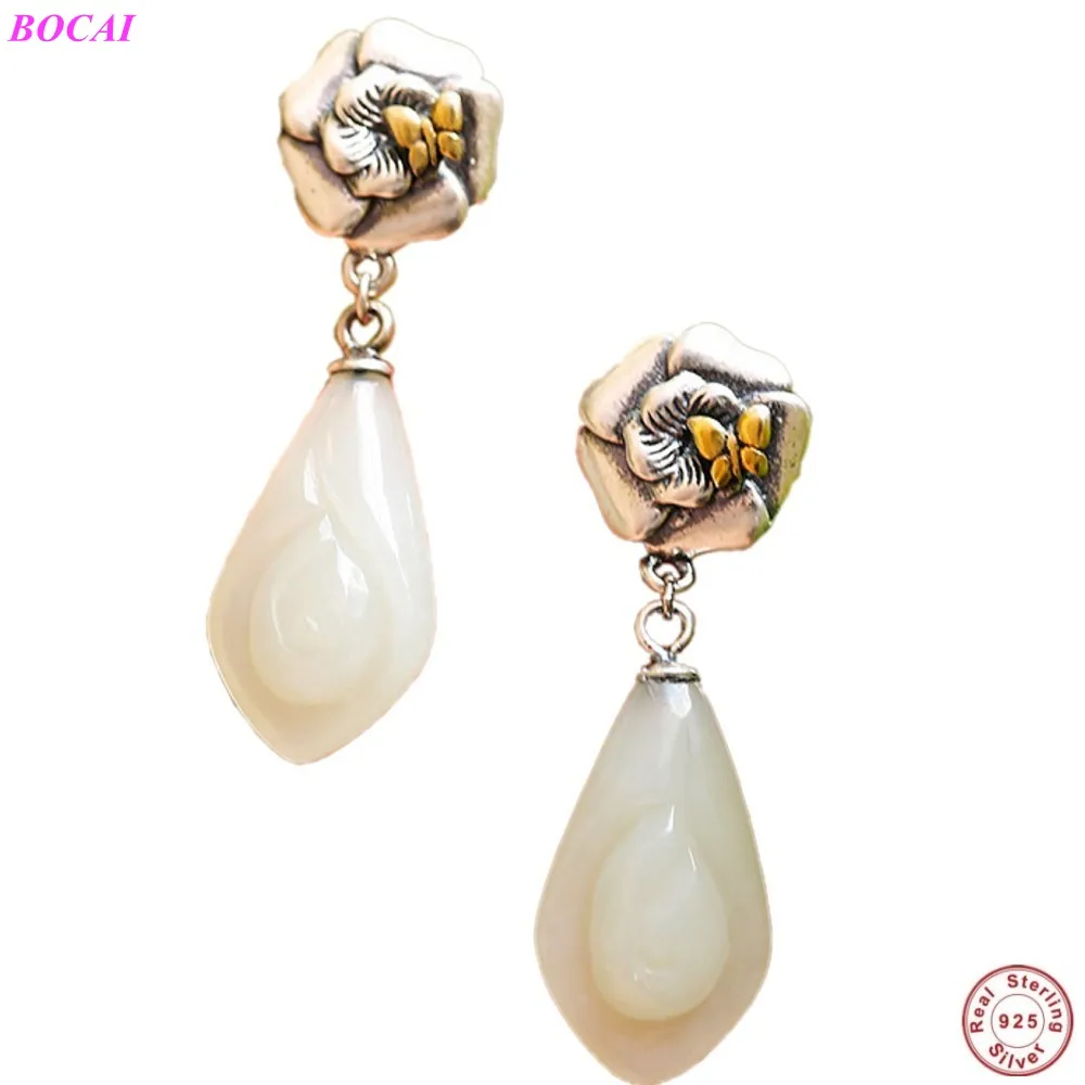 Женские серебряные серьги с инкрустированным белым натуральным камнем сливы