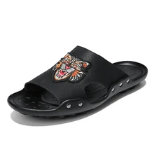 Высококачественные мужские тапочки из натуральной кожи; модные резиновые мужские тапочки; повседневные пляжные шлепанцы; летние мужские массажные тапочки