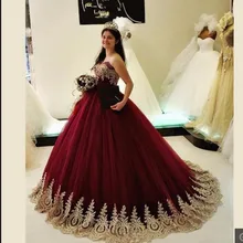 Платье принцессы бальное платье бордовые платья Quinceanera с золотистой отделкой кружевом темно-красного цвета с тюлевой юбкой; сладкий 16 платье арабский плюс Размеры Выходные туфли на выпускной бал