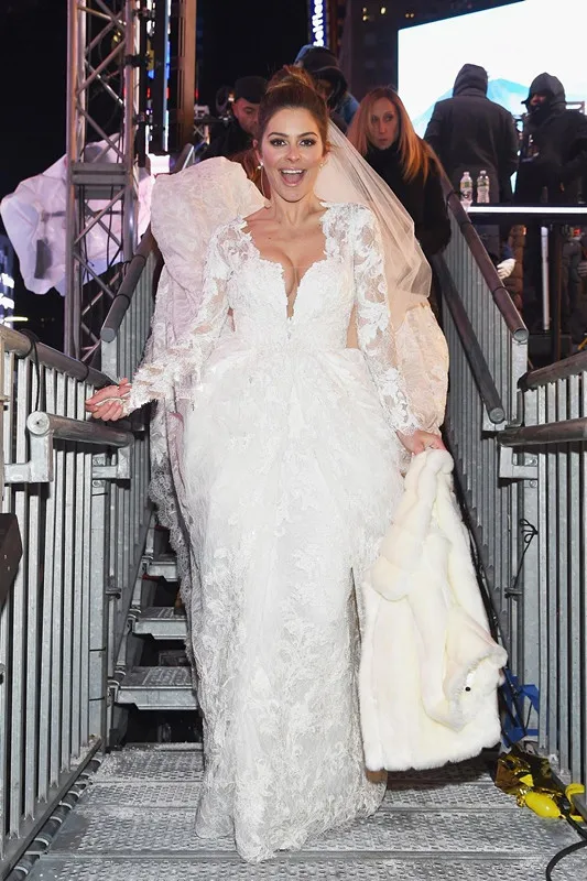 2018-new-luxury-full-lace-wedding-dresses-with-sheer-long-sleeves-deep-v-neck-court-train-glamorous-over-skirt-bridal-gown-unique-customized (2)_副本