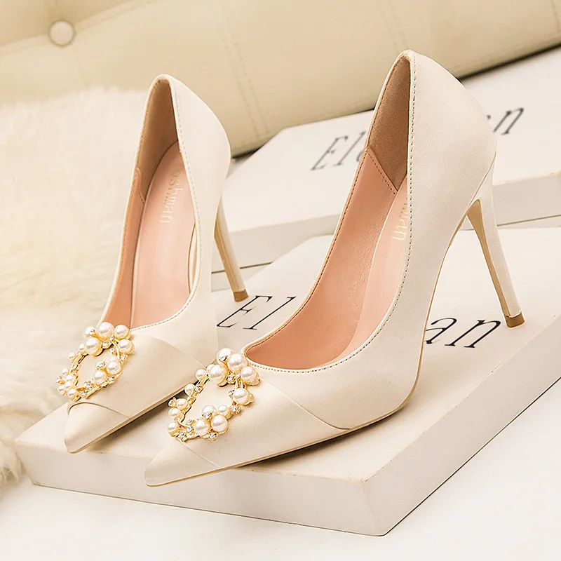 

European and American sexy wild was thin stiletto heels temperament elegant wedding shoes pointed satin pearl buckle single shoe