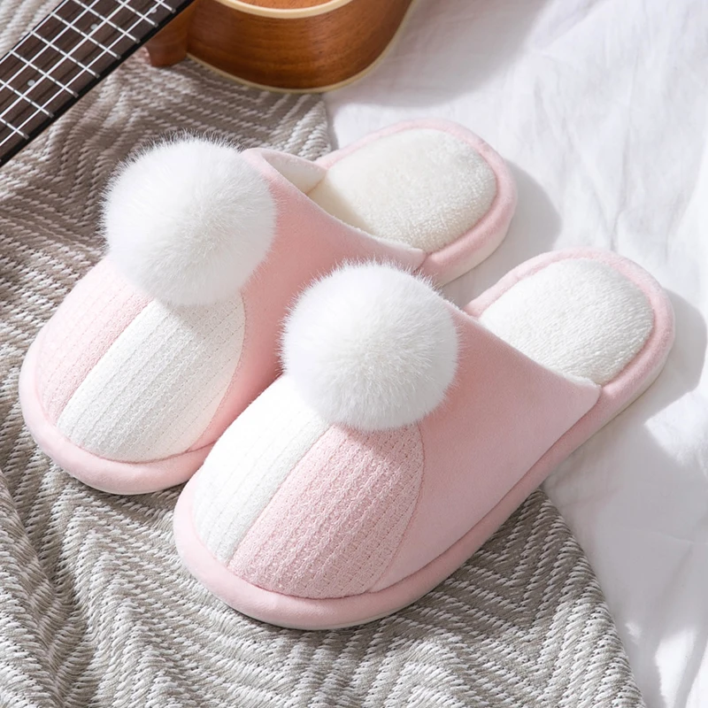 TZLDN/; женские зимние хлопковые тапочки; смешанные цвета; домашние тапочки; милая теплая обувь с помпонами; милые мягкие тапочки в полоску - Цвет: Pink