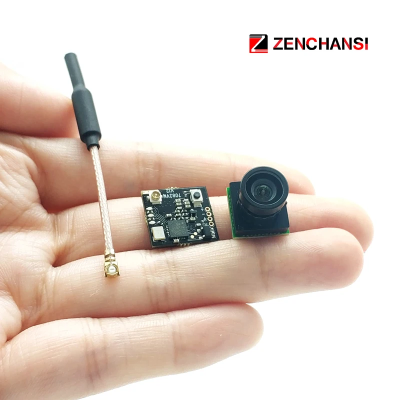 Gros plan sur la caméra FPV du Kit Émetteur 5.8G 250mW pour Mini Drone de Course, objectif net.
