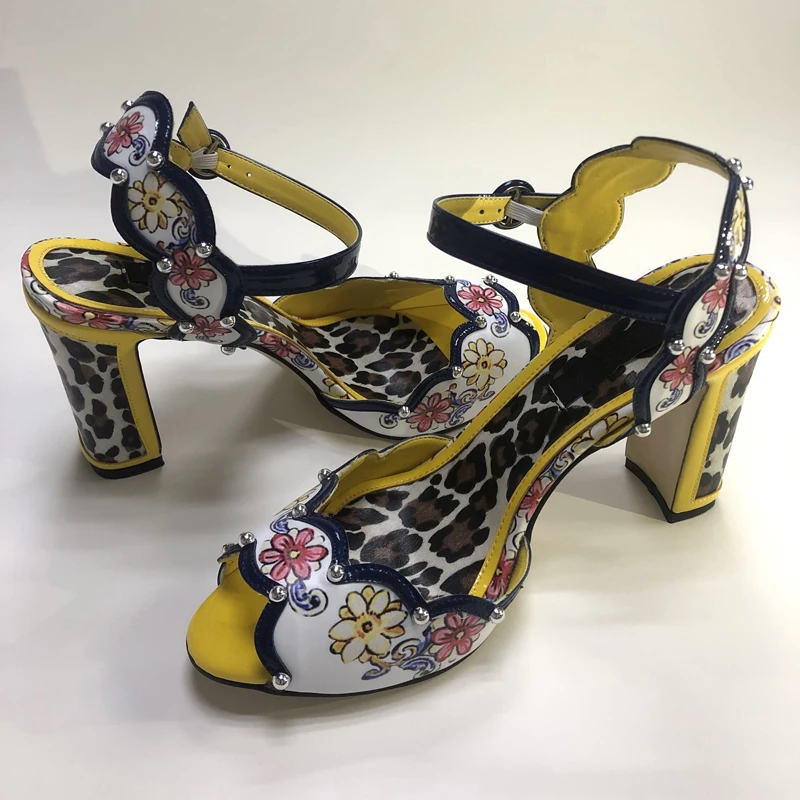 Желтый леопардовый цветок печать открытый носок Высокий каблук Сандалии изогнутая кожа зазубренная дизайнерская обувь для женщин