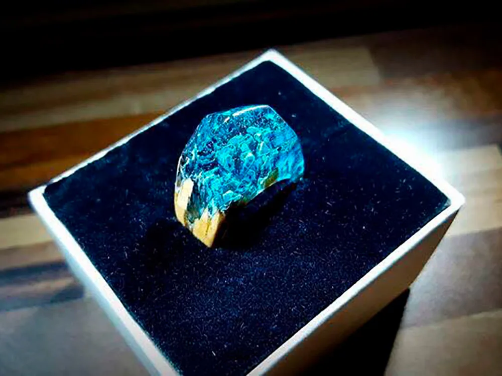 бусины из эпоксидной смолы. эпоксидная смола. эпоксидная смола прилипает к бумаге. украшения из эпоксидной смолы и дерева. вскипевшая эпоксидная смола.