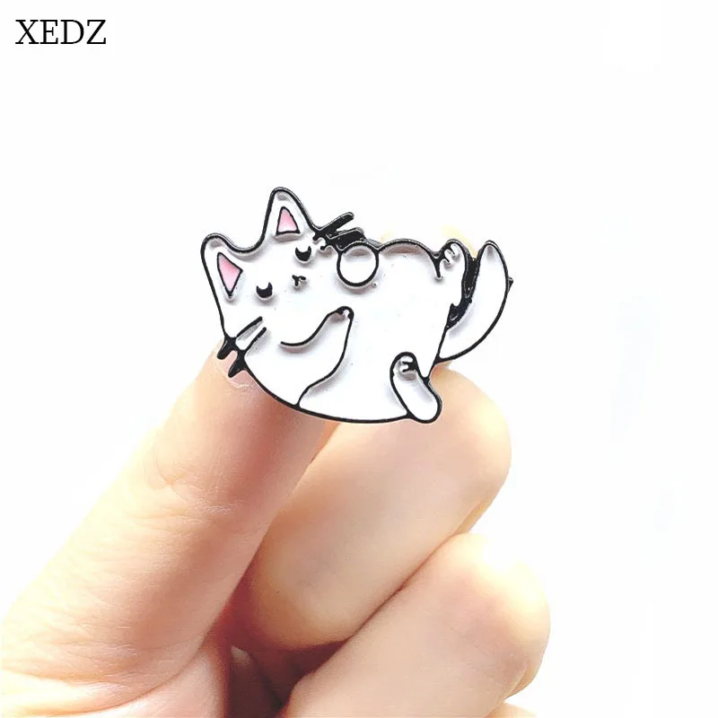 XEDZ, новинка, белая брошь в виде котика, клубники, модная, персональная, милая, мультяшная кошка, различные формы, значок, джинсовая одежда, подвеска, подарок