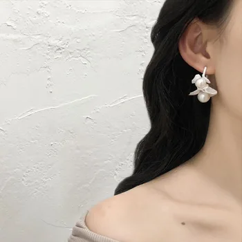 

925 Silver South Korea Simple Sense of Design Flower Pearl Earring Women's Elegant Retro INS Normcore Style Versatile Ear Stud